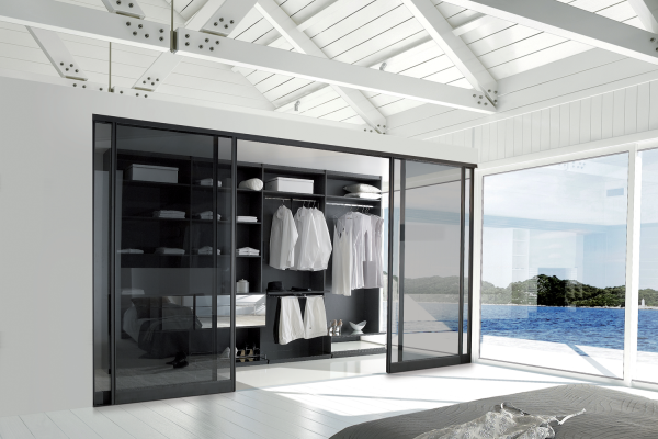 Dressing sur mesure décor noir et miroir, séparation de pièce altitude intégra vitres fumées noires